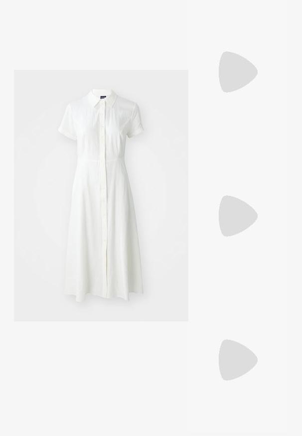 Robe blanche à manches courtes avec un col, un devant à boutons et une forme évasée. Fabriquée dans un tissu léger et texturé.; Sandale à talon haut en daim bleu clair avec bride frontale nouée et fine bride de cheville à boucle sur un talon aiguille noir.; Sac à main en cuir synthétique blanc avec une forme triangulaire structurée, une bandoulière unique réglable et un rabat à courbes accentuées.; Paire de boucles d'oreilles créoles argentées brillantes avec fermoirs en fil fin, présentée sur un fond gris clair.