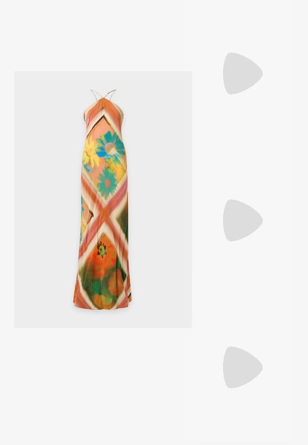 Robe longue dos-nu avec un motif floral et géométrique coloré dans des tons orange, vert, jaune, bleu et blanc sur un fond clair.; Mule beige à bout ouvert avec un petit talon aiguille bas et une lanière décorative circulaire tissée sur le devant.; Sac cabas en paille beige tissée avec des poignées tressées vertes et noires et un patch rectangulaire coloré à l'avant.; Paire de boucles d'oreilles créoles dorées brillantes avec des fermoirs en fil fin sur un fond blanc uni.