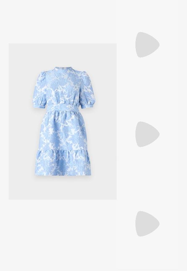 Hellblaues Kleid mit floralem Muster, puffärmeligen Ärmeln, einem Gürtel in der Taille und einem gestuften Rock. Strukturiert mit einem sanften Glanz.; Weiße offene Sandale mit drei dünnen Riemen, verstellbarer Knöchelschnalle und Blockabsatz auf einem schlichten hellgrauen Hintergrund.; Cremfarbene Leder-Schultertasche mit einer Halbmondform, dünnem Schulterriemen und subtilen Stichdetails. Minimalistisches Design mit goldfarbenen Hardware-Akzenten.; Silberne Creolen mit minimalistischem Design. Rundform, glatte Oberfläche und dünnes Profil. Leichtgewichtig mit hochglänzender Oberfläche.