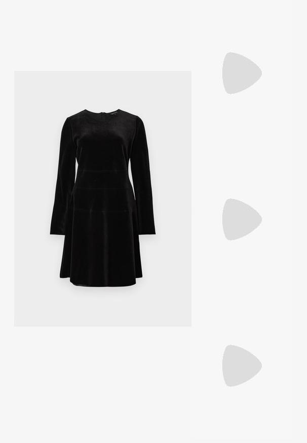 Zwarte fluwelen jurk met lange mouwen, ronde halslijn, aangesloten lijfje, uitlopende rok en ritssluiting aan de achterkant. Gladde textuur met subtiele glans.; Zwarte lakleren slingback kitten heel schoen met spitse neus en verstelbare gouden gespsluiting op een witte achtergrond.; Zwarte lakleren schoudertas met een zilveren gespdetail en een zilveren kettingriem, getoond tegen een effen lichte achtergrond.; Zilveren sculpturale oorbellen met gladde, gebogen vormen en reflecterende oppervlakken. Voorzien van een gesloten hoepelontwerp en een onderscheidende organische vorm.