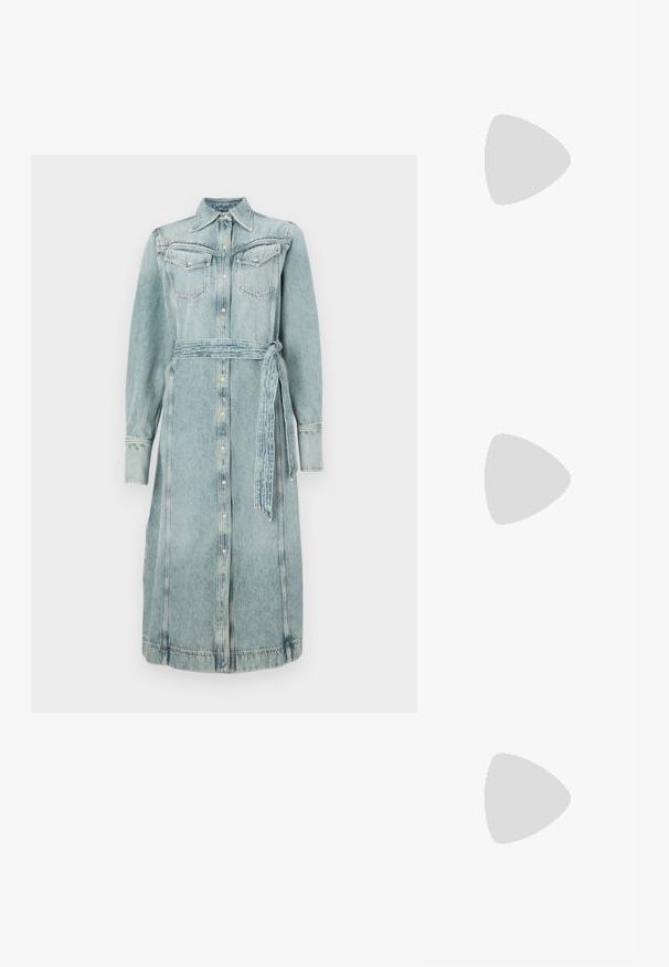 Denim shirtjurk in lichtblauw met een knoopsluiting aan de voorkant, twee borstzakken en een bijpassende riem. Lange mouwen en een recht silhouet.; Zwarte leren enkellaars met spits toelopende neus en lage kittenhak, schuin weergegeven tegen een gepolijste vloer en een glazen blokken muur als achtergrond.; Beige leren handtas met een gladde textuur, voorzien van een zilveren kettingaccent op het handvat en een ritssluiting. "HUGO" is op de voorkant hotstempeld.; Zilveren creolen met een gepolijste afwerking en DKNY-branding, weergegeven tegen een effen witte achtergrond.