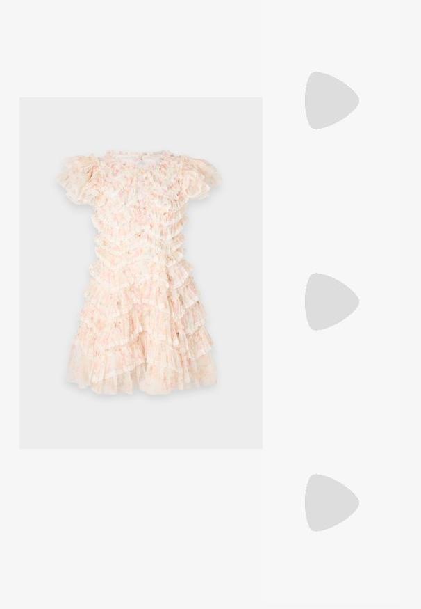 Blumendruckkleid in Pastellrosa und Creme, mit geschichteten Rüschen und Spitzenakzenten. Kurze Puffärmel und runder Ausschnitt.; Ballerinas mit einem hellbeigen Obermaterial aus Wildleder, spitzer Zehenpartie und einem dünnen elastischen Riemen über dem Spann. Flache Sohle mit minimalem Gummiakzent.; Weißes, gefaltetes Clutch-Case mit einem auffälligen Schleifendetail und einem goldenen Kettenriemen. Weiche Textur mit einem gerafften Design auf der Vorderseite.; Weiße Stoffschleife mit schwarzem Rosettenzentrum, verziert mit kleinen silbernen Perlen auf einfachem weißem Hintergrund.