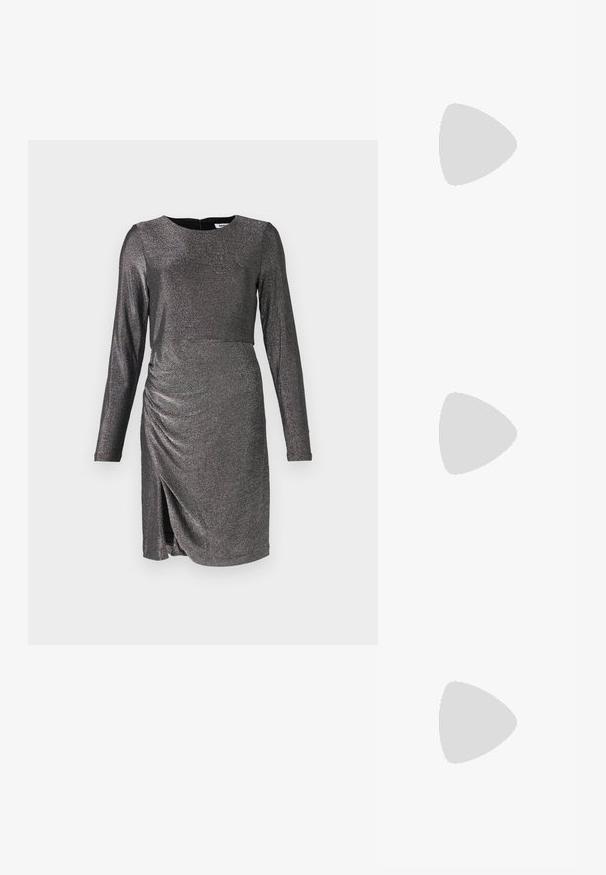 Jasné tmavošedé dlhé šaty s okrúhlym výstrihom, bočným riasením a rozparkom na leme pre priliehavý strih.; Čierne kožené sandále s elegantným, minimalistickým dizajnom. Obsahujú dva tenké remienky a malý, naklonený podpätok. Hladký povrch a otvorená špička.; Čierna kožená kabelka so strieborným reťazovým detailom a nastaviteľným ramenným popruhom, s logom Calvin Klein na prednej strane.; Strieborné štvorcové manžetové gombíky s lesklým povrchom, na jednej strane s gravírovanými písmenami "CK" a s oblým detailom na vrchu.