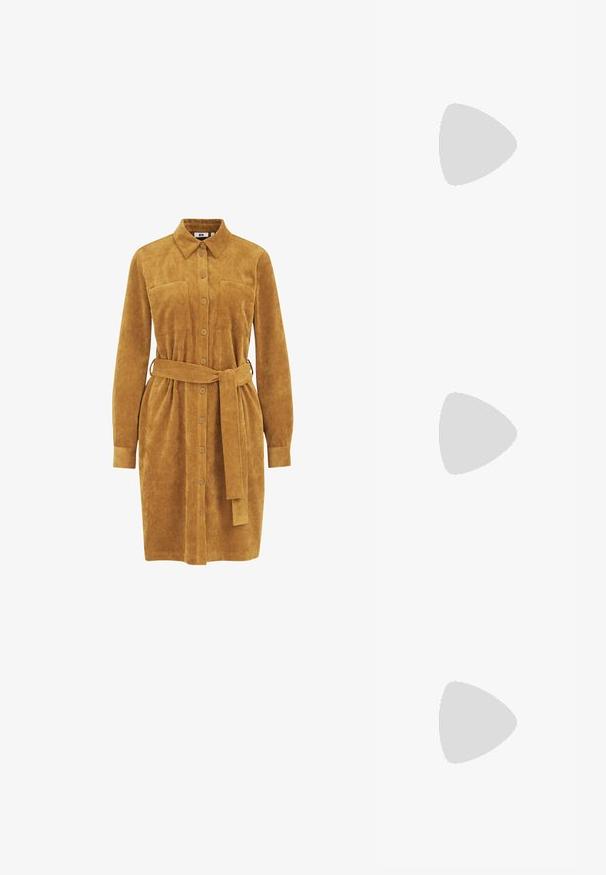 Vestido camisero de corduroy mostaza con mangas largas, botonera frontal, dos bolsillos en el pecho, cintura ajustada con cinturón y textura de canalé vertical.; Anna Field by Zalando Botas - black; Bolsa tote de cuero marrón con una textura suave, grandes asas circulares, con un diseño minimalista y un logo grabado en la parte inferior.; Par de pequeños pendientes de aro plateados brillantes con superficies lisas y redondeadas sobre un fondo blanco liso.