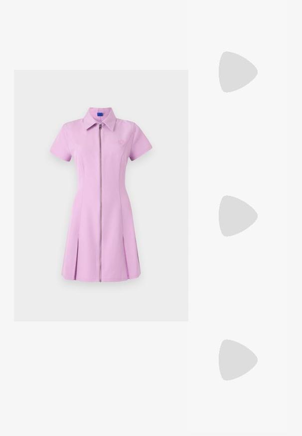 Lyhyttakkinen, vaaleanpunainen, vetoketjullinen mekko, jossa on kaulus, laskostettu hame ja brodeerattu logo rinnassa. Sujuva kangas, jossa on hieman jämäkkä muoto.; Mustat lakatut slingback-korkokengät, joissa on terävä nenä ja kultasävyinen metalliosuus hihnassa, varustettu lohkokorolla. Sujuva pinta.; Valkoinen nahkalaukku, jossa on kaareva muoto, hopeinen kolmion muotoinen logo ja vetoketjukiinnitys. Liukas pinta ja kaksinkertaiset kahvat.; Kultaketjuhandi, joka sisältää valkoisen helmipallon kaiverruksella ja kristallikoristeilla, viimeistelty turvallisella lukolla ja kolmion muotoisella logotunnuksella.
