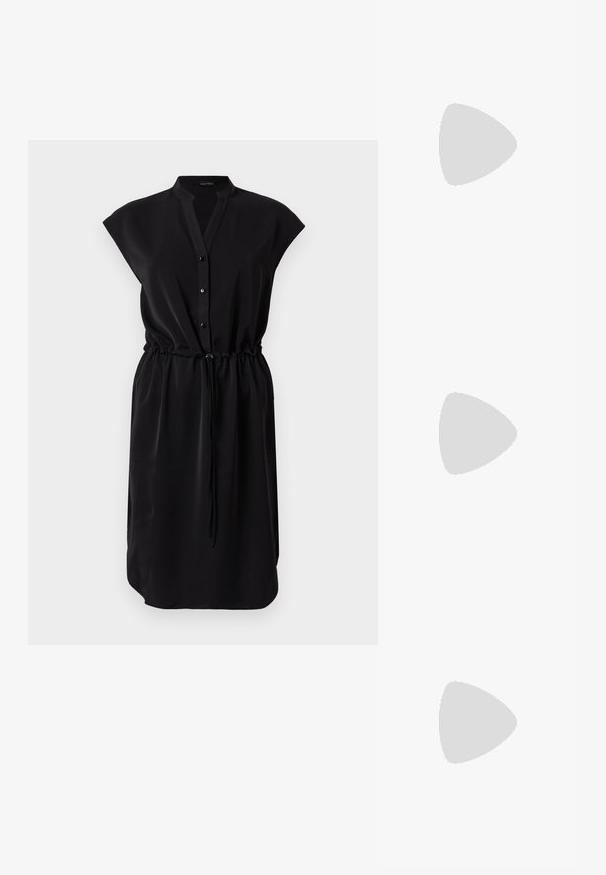 Robe noire sans manches, longueur genou, avec col mandarin, boutons sur le devant et taille réglable par cordon.; Escarpin slingback en cuir noir avec talon kitten, bout pointu et petite boucle dorée sur un fond uni.; Sac à main en fausse fourrure noire avec une texture douce, une forme arrondie et une bandoulière en cuir noir robuste. Accent en métal argenté visible.; Boucles d'oreilles clous en forme de papillon argenté ornées de petits cristaux clairs sur un fond blanc uni.