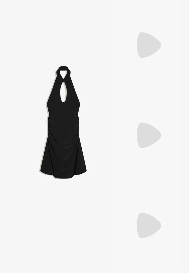 Robe noire à col licou avec découpe clé à l'avant et détails en tissu drapé, longueur genou avec silhouette trapèze.; Escarpin noir à bout pointu avec côtés en mesh et fine bride de cheville à fermeture par boucle.; Lunettes de soleil noires style œil de chat avec des montures épaisses et des verres teintés foncés, présentées sur fond blanc.; Sac à épaule en cuir noir brillant avec un seul compartiment zippé et une fine bandoulière arquée.