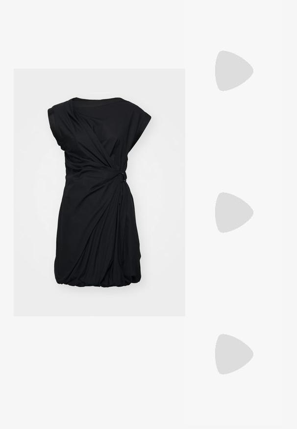 Vestido negro con diseño envolvente, cortas mangas tipo capucha y textura recogida en la cintura. Tejido suave con un ajuste holgado.; Sandalia negra de tacón alto con tiras, punta cuadrada y tacón de aguja delgado, con tiras superpuestas y un detalle anudado en la parte superior.; Clutch de cuero negro con textura arrugada, marco de metal en tono plateado, cierre de beso y cadena para colgar. Superficie suave y lisa.; Pendientes de aro de oro con forma curva y suave, y acabado pulido. Presentan un mecanismo de cierre y ligeras indentaciones para un toque de detalle.