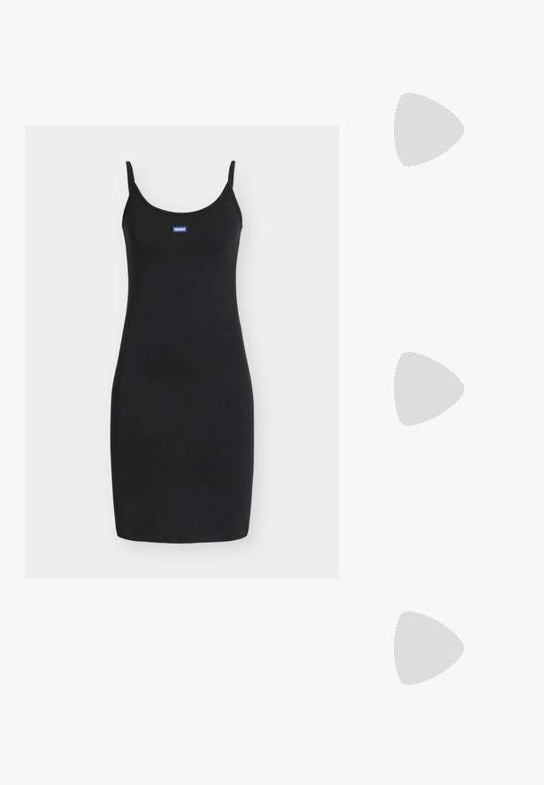 Robe noire ajustée sans manches avec fines bretelles et petit patch rectangulaire bleu avec logo centré sur la poitrine portant la mention "HUGO".; HUGO TABITA  - Bottes en caoutchouc - black; Petit sac à main couleur crème avec une forme incurvée et une poignée en chaîne torsadée ton or, fermeture éclair sur le dessus; Paire de boucles d'oreilles créoles dorées avec un petit détail boucle ton argent sur chaque, exposées sur fond gris clair.