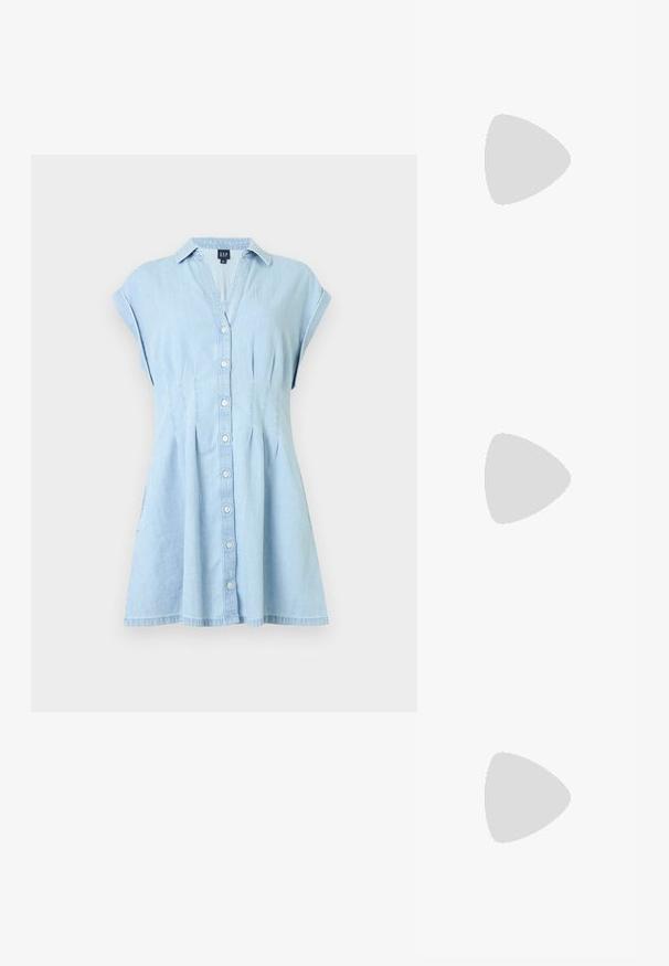Robe courte en denim bleu clair à manches courtes avec des boutons sur le devant, un col et une jupe légèrement évasée.; Bottes en cuir noir montantes jusqu'au genou, avec une pointe effilée, un talon bas, et des détails de couture décoratifs sur les côtés. Fini lisse et brillant.; Petit sac à main noir brillant avec deux longues anses et des détails à cordon sur les côtés sur un fond clair uni.; Ceinture en cuir noir avec une grande boucle en métal argenté dotée de détails complexes et d'accents décoratifs à chaque extrémité.