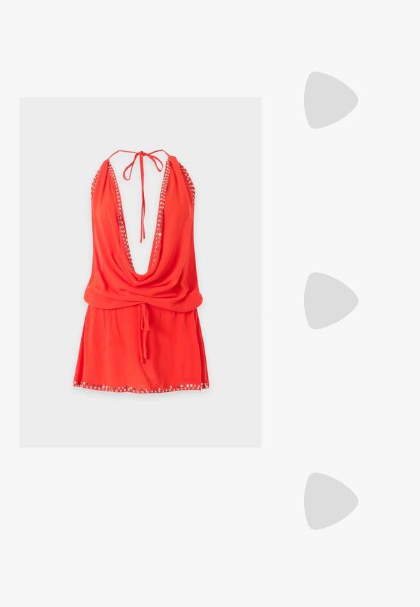 Rotes Neckholder-Minikleid mit tiefem Wasserfallausschnitt, silbernen Nieten entlang der Kanten und Kordelzug in der Taille, abgebildet vor weißem Hintergrund.; Schwarze High-Heel-Sandale mit schmalem Knöchelriemen, quadratischer Zehenbox, glattem Leder und metallischem Schnallenakzent.; Schwarze Leder-Clutch mit geraffter Textur, silberfarbener Metallrahmen, Druckverschluss und Kettenriemen. Glatte, weiche Oberfläche.; Silberne Ohrringe aus Metall in U-Form mit einem Herzakzent an der Basis, glatte Textur und polierte Oberfläche.