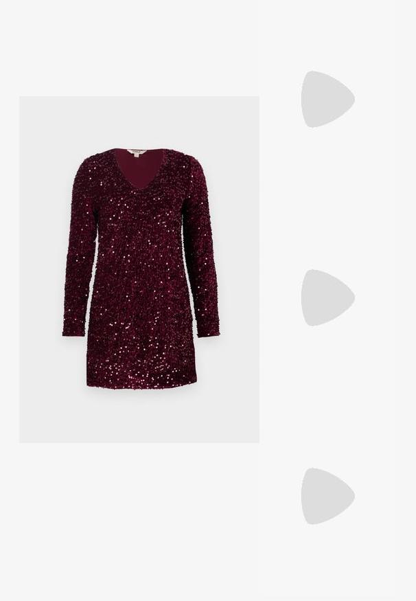 Langsleeve, diep bordeauxkleurig mini-jurk bedekt met glanzende pailletten, met een V-hals en een rechte zoom.; Zwarte enkellaarsjes van glanzend materiaal met een vierkante neus en taps toelopende hak, afgezet tegen een glanzende zilveren gecapitonneerde achtergrond.; Kleine zwarte glanzende handtas met twee lange hengsels en zijkant trekkoord details op een effen lichte achtergrond.; Zilveren stervormige oorbellen met een gepolijste, glanzende afwerking. Elke oorbel heeft vijf punten en subtiele textuurdetails op het oppervlak.