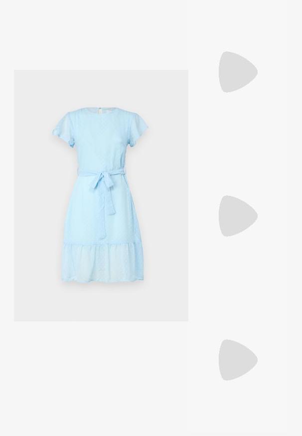 VILA VIMALIANA O NECK DRESS - Φόρεμα ημέρας - kentucky blue; Υψηλές μαύρες δερμάτινες μπότες με κλειστή μύτη και σχέδιο με κοψίματα. Διαθέτουν χοντρό τακούνι και λεία υφή. Σημαντική λεπτομέρεια στις πλευρικές πάνες.; Μικρή μαύρη γυαλιστερή τσάντα με δύο μακριές λαβές και λεπτομέρειες με ρυθμιζόμενο κορδόνι στο πλάι σε απλό ανοιχτό φόντο.; Ασημένια μεταλλικά σκουλαρίκια κρίκοι με λεία, ελαφρώς κυρτή επιφάνεια και κλειδαριά τύπου latch-back σε απλό λευκό φόντο.