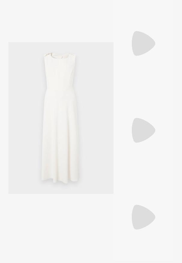 Witte mouwloze jurk met een getailleerde lijfje en een uitlopende rok. Heeft een ronde halslijn en subtiele schouderaccenten. Gladde textuur.; Beige slingback-schoen met een spits toelopende neus, lage kittenhak en verstelbare zijgesp op een effen witte achtergrond.; Kleine beige clutch met gestructureerde stippenstof, zilveren frame, ronde witte gesp en afneembare polsband op een effen achtergrond.; Duidelijke hars oorbellen in schelpvorm met kleine gouden accenten en drie hangende doorschijnende druppelvormige bedels aan elk oorbel.