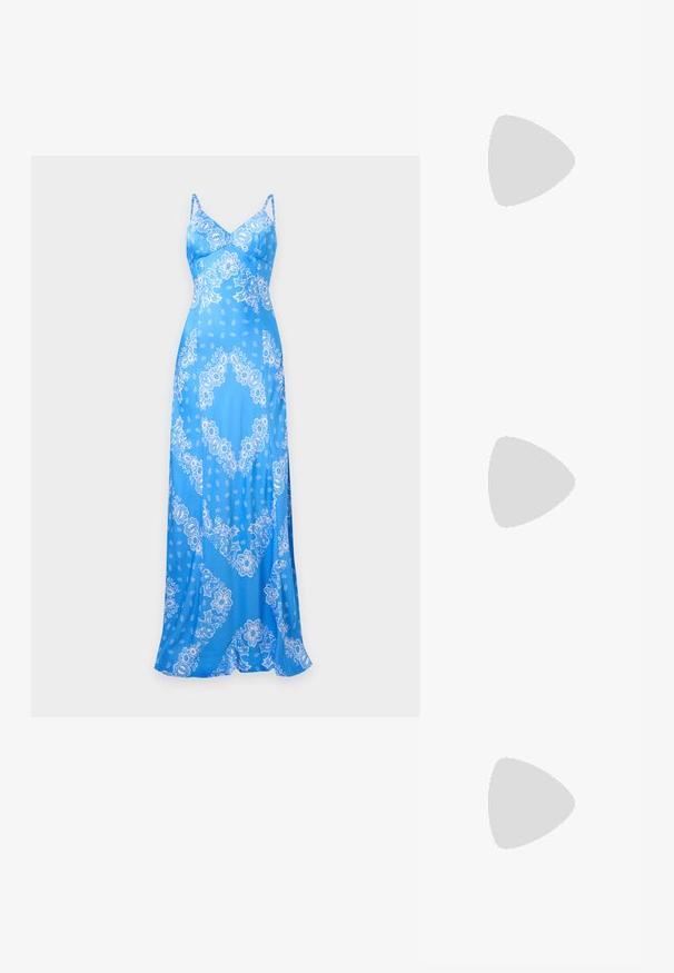 Sininen maksi-mekko, jossa valkoinen kukallinen paisley-kuosi, spagettiolkaimet, istutettu rintamusta ja sivuhalkio.; Musta nahkainen naisten sandaali ohuilla remmeillä, varvaslenkillä, nilkkakiinnityksellä ja keskipitkällä piikkikorkokengällä neutraalilla taustalla.; Pehmeä keltainen nyörilaukku, johon on kiinnitetty samanvärinen pieni vetoketjullinen pussukka, valkoisen taustan edessä.; Hopeiset korvakorut, joissa on sileä, pyöreä muotoilu, heijastava pinta ja pehmeät kaaret, jotka antavat orgaanisen, kivimäisen ilmeen.