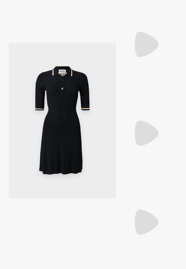 Sort ribbet polo kjole med knaplukning ved halsen, korte ærmer og kontrasterende beige striber på manchetterne. Glat tekstur, tætsiddende silhuet.; Sort spids tå slingback stilet hæl sko med tynd stilet hæl og "LOVE MOSCHINO" tekst på remmen og kanten.; Sorte firkantede solbriller med gradient grå linser; med subtile accenter og "MOSCHINO" branding i gult på arm.; Sort rektangulær clutch med pink neonstil "Ciao!" bogstaver og en lille sort håndledsrem på en hvid baggrund.