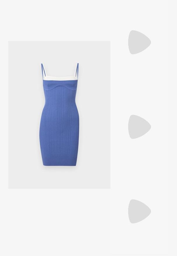 Robe en maille côtelée ajustée sans manches de couleur bleue avec fines bretelles et un accent blanc au niveau de l'encolure, longueur au genou, conçue pour les femmes.; Bottine en cuir noir avec une finition brillante, un bout carré et un design de talon incurvé unique. Elle présente un petit logo métallique en accent.; Sac à main en cuir noir avec un design froncé et un détail en forme de nœud sur le devant. Dispose d'une poignée courte et d'accents de quincaillerie argentée.; Boucles d'oreilles en métal argenté avec un design ondulé et sculptural, présentant une finition polie et des formes irrégulières, mettant en valeur une esthétique contemporaine.