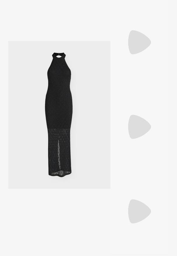 Μαύρο φόρεμα χωρίς μανίκια με λαιμόκοψη halter, εφαρμοστό μπούστο και ημιδιάφανο φόρεμα με δαντέλα κροσέ που φτάνει μέχρι το πάτωμα.; Μαύρα παπούτσια από πατεντέ δέρμα με ψηλή φτέρνα, διπλές λουριά στον αστράγαλο και χρυσούς αγκράφες, ανοιχτό δάχτυλο και λεπτή, κωνική φτέρνα σε ουδέτερο φόντο.; Μαύρη γυαλιστερή τσάντα Calvin Klein με χρυστό φερμουάρ και κοντό λουρί σε απλό λευκό φόντο.; Ζευγάρι λαμπερών σκουλαρικιών σε χρυσό τόνο με βρόχο, σε απλό λευκό φόντο, με σχέδιο πλεγμένων σπειρωτών.