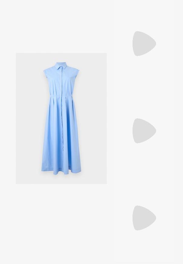 Robe chemise sans manches bleu clair avec col, boutonnée et jupe plissée, présentée sur un fond uni.; Sandale pour femme en cuir noir avec fines lanières, une boucle d'orteil, une boucle à la cheville et un talon aiguille de hauteur moyenne sur un fond neutre.; Petit sac pochette bleu perlé avec fermoir argenté et bandoulière en chaîne, posé sur un fond uni gris clair.; Boucles d'oreilles en clip argentées avec un design en spirale, présentant une texture métallique lisse et des formes arrondies. Pas d'embellissements ou de motifs visibles.