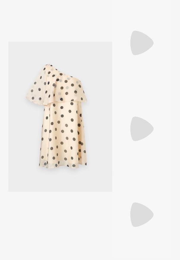 Robe beige asymétrique à pois noirs avec un volant fluide superposé sur la partie supérieure.; Jambes portant des leggings côtelés foncés associés à des ballerines noires avec de petits détails en nœud sur fond blanc.; Petit sac à main noir brillant avec deux longues anses et des détails à cordon sur les côtés sur un fond clair uni.; Boucles d'oreilles argentées en forme d'étoile, avec une surface lisse et brillante. Chaque boucle d'oreille possède cinq pointes et des détails subtils de texture de surface.