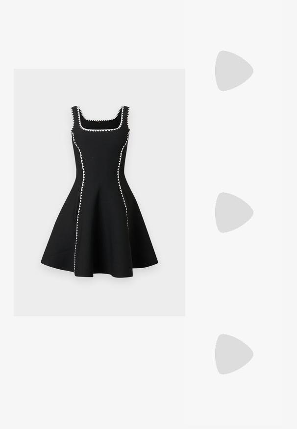 Robe noire sans manches en ligne A avec encolure carrée, ornée d'un biais zigzag blanc le long de l'encolure, des côtés et des bretelles.; Chaussure à talon bas en cuir verni noir avec bride arrière, bout pointu et détail boucle argentée sur fond blanc uni.; Sac noir en tissu lisse, présentant une forme structurée, une poignée en chaîne dorée et un design géométrique minimaliste.; Boucles d'oreilles en or en forme de créoles, ornées de trois perles blanches pendantes, maintenues par des accents en fil. Fini métallique lisse avec un aspect poli.