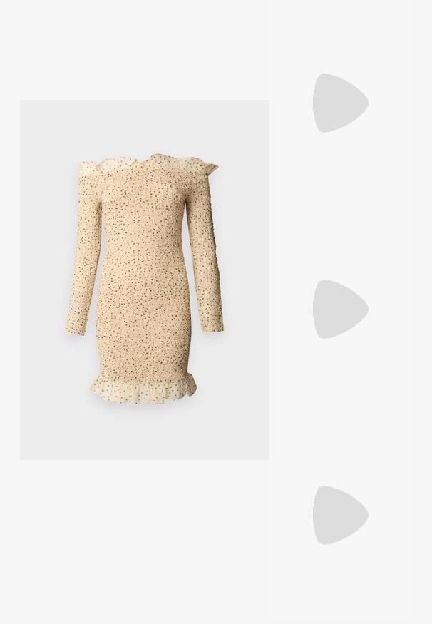Robe longue à manches longues, beige texturée avec col et ourlet à volants, présentant une surcouche transparente à pois sur les détails à volants.; Chaussure slip-on en mesh noir avec une semelle fine et un lacet ajustable noué sur le dessus, présentée de profil sur fond blanc.; Sac à main en cuir noir de forme rectangulaire, doté d'une anse supérieure et d'accents en métal doré. Texture lisse, design minimaliste.; Boucles d'oreilles en or en forme de d'anneaux lisses et courbés avec une finition polie. Équipées d'un mécanisme de fermeture et de légères indentations pour le détail.