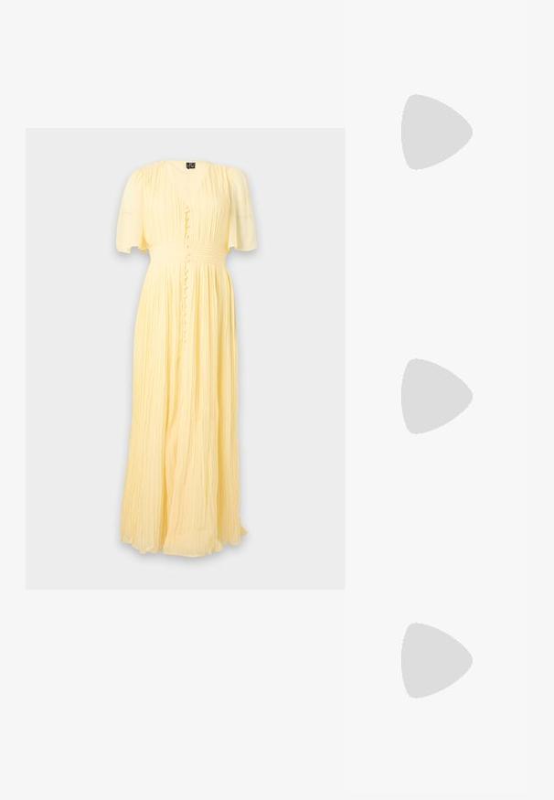 Robe longue plissée jaune pâle avec manches courtes, encolure en V, boutons recouverts de tissu sur le devant et taille cintrée.; Even&Odd Ballerines à brides arrière - black; Petit sac à main noir brillant avec deux longues anses et des détails à cordon sur les côtés sur un fond clair uni.; Boucles d’oreilles créoles en métal argenté avec une surface lisse légèrement incurvée et des fermoirs à clapet sur un fond blanc uni.