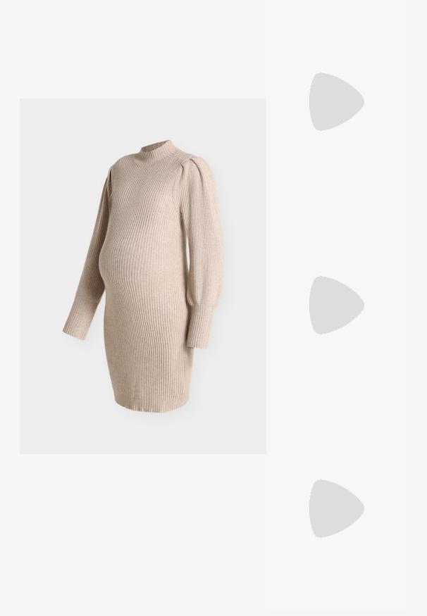 Beige ribstrikket graviditetskjole med lange ballonærmer og høj hals, designet til at passe over en babybule.; Sort læder cowboystøvle med dekorative udskæringer, sølvspænde og skrå hæl, vist på hvid baggrund.; Sort læder skuldertaske med en afslappet design, der har et karakteristisk knyttet håndtag og en lynlåslukning. Glat tekstur overalt.; Et par tykke, skinnende guldringe med et glat og afrundet design, vist på en ensfarvet lysegrå baggrund.