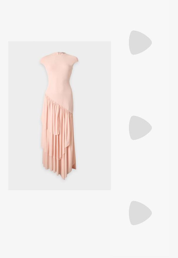 Lyserød ærmeløs kjole med høj halsudskæring og asymmetrisk lagdelt flæse nederdel.; Beige slingback-sko med spids tå, lav kitten-hæl og en ankelrem med et lille spænde, vist på en ensfarvet hvid baggrund.; Plisseret beige læderclutch med en sølvmetalramme, der har to runde dekorative låse og en sølvkædetrasporte.; Guldtonede øreringe med et snoet bladdesign, prydet med små funklerende sten, og fastgjort med en postbag.