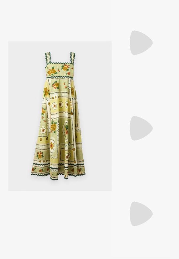 Ærmeløs maxi-kjole i grøn og gul med blomster- og geometriske patchworkmønstre og skålsøm.; Brun lædersandal med tynde remme, en gylden cirkulær detalje og en flad sål. Minimalistisk design med en justerbar spændedetalje.; Vævet beige håndtaske med en lang tynd strop og opsamlede sider, med et kort håndtag indpakket i læder til forskellige bære muligheder.; Chunky guld hoop øreringe med et let snoet, rørformet design og postsystem bagpå, på en hvid baggrund.