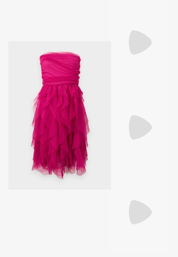 Robe bustier fuchsia avec corsage froncé et jupe en tulle à volants superposés, longueur genou avec un design texturé et volumineux.; Sandale blanche à talon avec un bout pointu, sangle de cheville réglable et un talon carré épais. Texture lisse avec des détails de couture minimaux.; Sac à main en cuir blanc avec un design plissé, doté d'une bandoulière en chaîne dorée et d'une forme arrondie. Texture lisse avec des plis doux et sans motifs.; Boucles d'oreilles en métal doré avec une forme lisse et arrondie et une finition polie. Design simple sans embellissements supplémentaires.