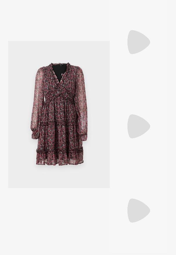 Robe noire transparente à motifs floraux avec manches longues, col en V à volants, taille marquée, jupe à volants et petit motif de fleurs rouges et blanches.; Sandale noire à brides ouvertes avec boucle à la cheville et talon bloc, vue de côté sur un fond clair uni.; Sac à main bordeaux en matériau brillant, de forme rectangulaire, avec deux anses et des accents légèrement courbés à l'avant.; Boucles d'oreilles créoles ton or avec un design ondulé irrégulier et des accents de cristaux clairs incrustés, fixées par des clous à dos en plastique.