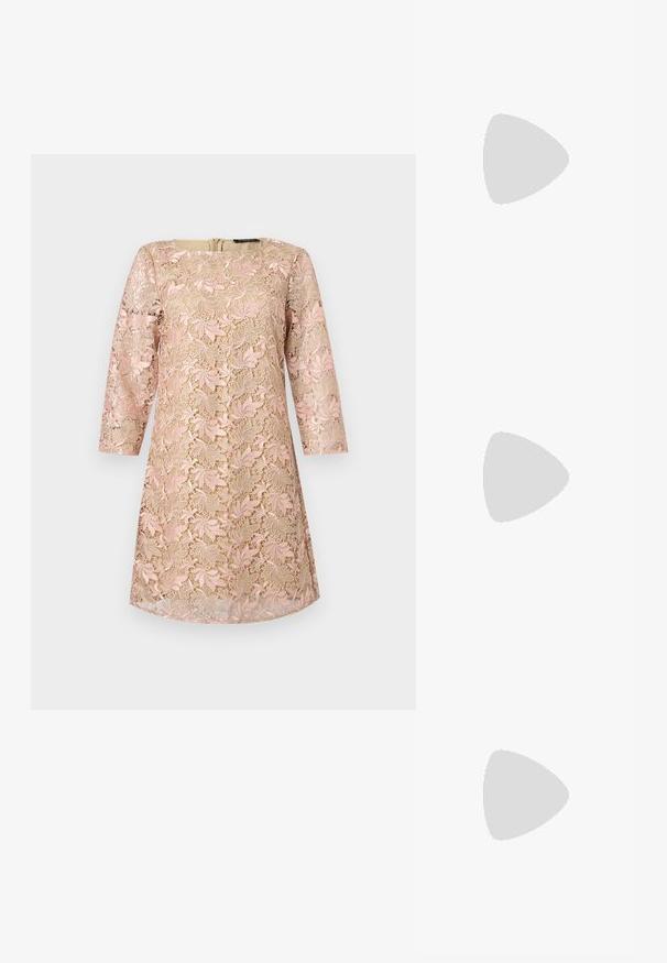 Robe beige avec un surcroît en dentelle florale rose, manches trois-quarts et encolure ronde, présentée sur un fond uni.; Sandale à talon haut beige avec bride à la cheville et talon bloc, présentée en angle contre un mur carrelé et une surface de sol texturée.; Pochette rectangulaire beige avec broderie florale dorée et une bandoulière chaîne dorée sur un fond uni.; Boucles d'oreilles florales en or avec des pétales texturés et un anneau de petites pierres claires, une boucle d'oreille comportant deux chaînes pendantes de minuscules pierres.