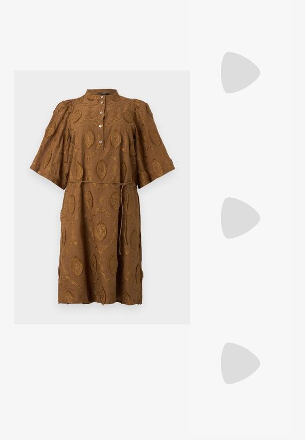 Brun knælængde kjole med broderede ovale mønstre, korte vide ærmer, knappet foran og tyndt bindebånd i taljen.; Brun sandal med hæl med mesh-rem og tæst design, med blokhæl og syet sål, vist i profil mod hvid baggrund.; Mørk bordeaux læderhåndtaske med en tynd sort skulderrem og lille gyldent "cK" logo foran i midten.; Guld cirkulære øreringe med to små sølv-ringe på hver, der viser subtile indgraverede mærkenavne detaljer, sat på en hvid baggrund.
