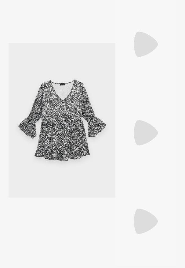 Blouse à motifs noir et blanc avec un décolleté en V, des manches longues évasées et une taille cintrée. Matière légère et transparente avec une silhouette fluide.; Bottines en cuir gris hauteur mollet avec un design décontracté, bout pointu et talon empilé. Détails de couture remarquables sur la zone des orteils.; Lunettes de soleil rectangulaires noires avec des verres teintés foncés et des montures épaisses sur fond blanc.; Boucles d'oreilles longues en métal argenté ornées d'une rangée de pierres facettées multicolores aux nuances de rose, marron et transparent.