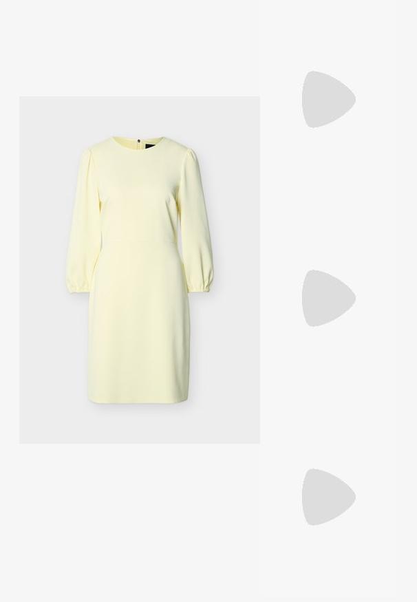 Robe jaune pâle jusqu'aux genoux avec manches longues bouffantes, encolure ronde, poignets élastiques et fermeture éclair au dos.; Chaussure slingback en cuir noir à bout pointu avec un talon bloc haut et une doublure intérieure beige sur un fond clair uni.; Sac tote en cuir noir avec de longues poignées et petit logo Calvin Klein centré près du bas à l'avant.; Paire de boucles d'oreilles créoles dorées et brillantes avec des maillons circulaires épais sur un fond gris clair uni.