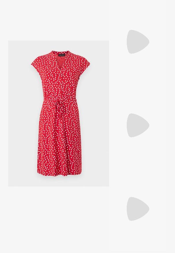 Robe rouge longueur genou avec des pois blancs, manches courtes type mancherons, devant boutonné et ceinture à nouer à la taille.; Chaussure plate Mary Jane en cuir verni noir avec deux découpes et une bride à boucle dorée sur fond blanc.; Sac à main en tissu noir, de forme arrondie, orné de clous métalliques ronds en argent disposés en motif, et d'un accent en tissu noué.; Une paire de boucles d'oreilles en croissant argenté poli avec des supports en plastique transparent sur une surface blanche.