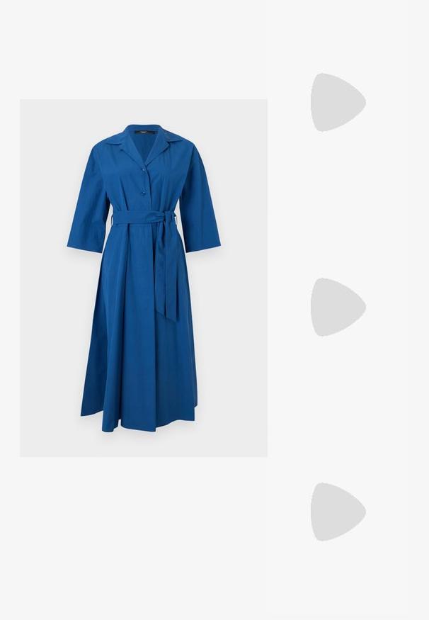 Robe midi bleue avec col large, manches trois-quarts, boutonnière sur le devant et ceinture en tissu assorti nouée à la taille.; Sandale à talon haut noire avec une bride étroite à la cheville, bout carré, cuir lisse et accent de boucle métallique.; Un cardigan en maille noir, un haut blanc, une jupe en denim avec un motif de diamants bleus et noirs, un sac à main noir et des sandales à enfiler beiges.; Boucles d'oreilles en métal doré et argenté avec une base en disque rond et une pièce supérieure ovale, texture lisse et finition polie.