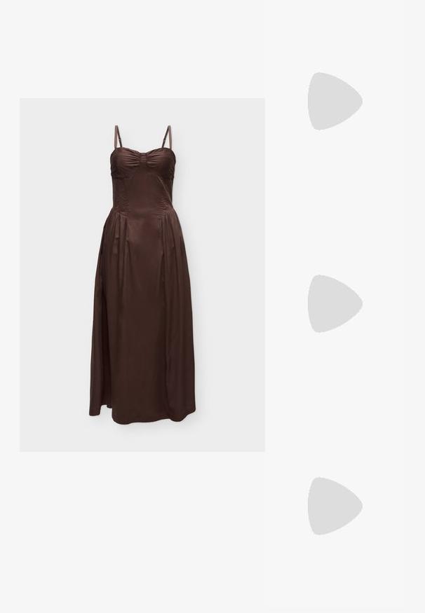Robe marron en satin à fines bretelles avec un bustier froncé et une longue jupe fluide sur un fond uni.; Mule en daim marron à talon haut avec bout pointu et talon aiguille fin sur fond clair uni.; Sac à main en daim marron foncé avec une courte sangle et une forme rectangulaire arrondie sur un fond uni clair.; Boucles d'oreilles clous en forme de cœur ton or avec un design lisse et courbé et des fermetures papillon sur fond blanc.