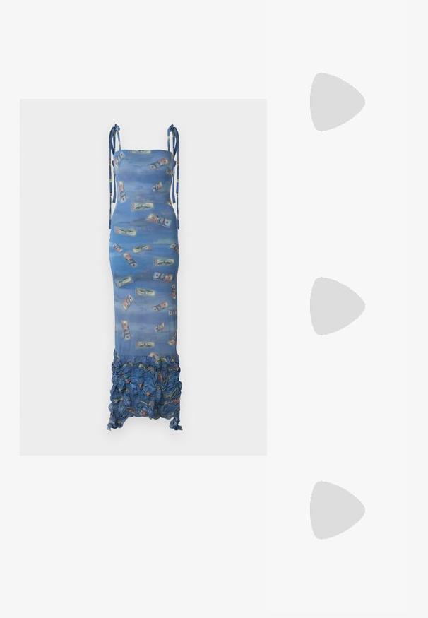 AVAVAV LONG SMOCK DRESS - Maksikleit - blue; Mustast nahast terava ninaga madala kontsaga tallase, millel on taga hõbedane kett-detail, ühevärvilise tausta ees.; Mustast punutud käsitööna valmistatud käekott, mis on kujult fenkoli koore sarnane, ümaral küljel ja kootud tekstuuriga ning lihtsal taustal.; Hõbedased klamber kõrvarõngad, millel on spiraalne disain, millel on sile metalliline tekstuur ja ümarad kujundid. Nähtavad ehted või mustrid puuduvad.
