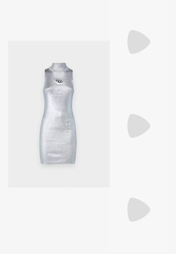 Metallisch silbernes, ärmelloses Minikleid mit hochgeschlossenem Ausschnitt, strukturiertem Finish und einem kreisförmigen Logoakzent auf der Brust. Glattes und figurbetontes Design.; Schwarzer Riemchensandale aus Lackleder mit hohem Absatz und Knöchelriemen. Verfügt über ein minimalistisches Design, offene Zehenpartie und eine Schnalle mit Strassakzenten.; Silberne Handtasche mit einem strukturierten Design, ausgestattet mit zwei Griffen, glänzender Oberfläche, Akzentbeschlägen und einem dreieckigen Logo auf der Vorderseite.; Paar kleine, glänzende silberne Creolen mit rundem Sockel, auf einfachem hellem Hintergrund präsentiert.