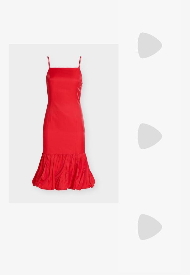 Κόκκινο αμάνικο φόρεμα με λεπτές τιράντες και βολάν στο κάτω μέρος, εμφανίζεται σε απλό ανοιχτό φόντο.; Μαύρη λουστρίνι σανδάλι με τρεις λωρίδες, πόρπη στον αστράγαλο και τακούνι στιλέτο 10 εκ. Διαθέτει χρυσά μεταλλικά στοιχεία και λογότυπο.; Πτυχωτό μπεζ δερμάτινο τσαντάκι με ασημένιο μεταλλικό πλαίσιο, διαθέτοντας δύο στρογγυλούς διακοσμητικούς κλειστές και μια ασημένια αλυσίδα.; Ζευγάρι γυαλιστερών χρυσών σκουλαρικιών με στρογγυλές χριστουγεννιάτικες μπάλες και γάντζους στερέωσης σε απλό λευκό φόντο.