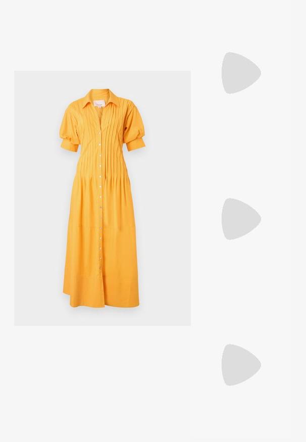 Cinq à Sept MONTY DRESS - Skjortekjole - papaya; Sort læder slingback flad sko med spids tå og lav firkantet hæl på hvid baggrund.; Beige stofhåndtaske med sort læderkant, håndtag og justerbar rem, med sort læderbælte og guldspænde foran.; Rødt halskæde med to rækker, der indeholder runde og aflange perler, teksturerede kegleformede vedhæng og en kædelås med led.