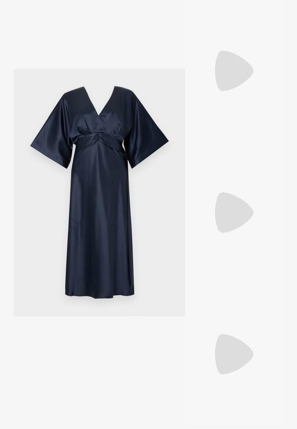 Laulukangas sininen satiini mekko, jossa on V-pääntie, leveät kimono-hihat ja rypistyskoriste vyötäröllä, laskeutuen polven ylle.; Musta nappa-bakeliinin sandaalit nilkkahihnalla, kultaisilla koristeilla, avonaisella varvalla ja tasapohjalla. Vaatimaton muotoilu ja sileä rakenne.; Musta kuorimainen iltalaukku, jossa laskostettu pinta ja kultainen lukko, jossa kaksi helmikoristetta.; Kultaiset korvakorut, joissa on marquise-leikkauksella oleva kirkas kivi ja pisaramuotoisen valkoisen helmen yhdistelmä. Sujuva pinta ja kiillotetut viimeistelyt.