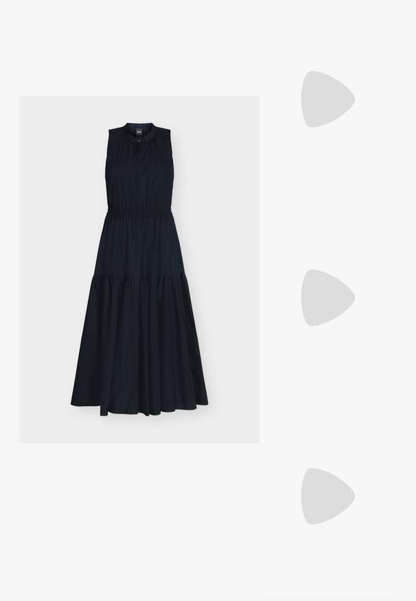 Robe midi noire sans manches avec taille froncée, encolure ronde avec fermeture à bouton et jupe fluide à volants.; Chaussure slingback en cuir noir à bout pointu avec un talon bloc haut et une doublure intérieure beige sur un fond clair uni.; Sac à bandoulière rectangulaire en cuir noir avec fermeture éclair dorée et petit logo "HUGO" doré sur le devant, doté d'une sangle réglable avec boucle.; Paire de petites boucles d'oreilles créoles argentées brillantes avec une base ronde, présentées sur un fond clair uni.
