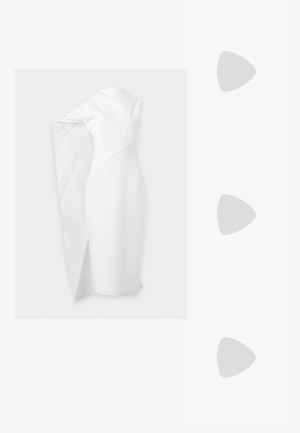 Robe blanche asymétrique avec une silhouette ajustée et une cape dramatique drapée sur un bras, longueur au genou avec une fente subtile sur un côté.; Chaussure à talon ouverte blanche avec un bout pointu, finition lisse et accent décoratif en perles sur le côté. Talon stiletto fin et design minimaliste.; Petit sac pochette tissé bleu clair avec une chaîne argentée et une fermeture à boucle ronde sur le dessus.; Une paire de boucles d'oreilles hoop en argent poli en forme de croissant avec une surface lisse et réfléchissante sur fond blanc.