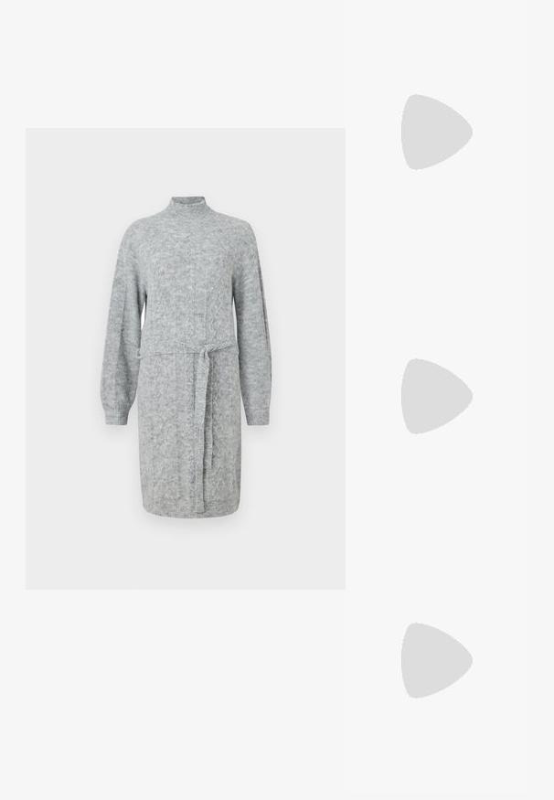 Hall värvitud kudumkleit kõrge kaeluse, pikkade varrukate ja vööga taljes. Kanga materjal on tekstureeritud ja siluett on mugav.; Mustast lakknahast slingback-king madala plokksandaali ja õhukese rihmaga, millel on peal hõbedane pandlaga kinnis.; Must ristkülikukujuline õlakott ühe reguleeritava rihmaga ja ülemise tõmblukuga, ühtlase taustaga.; Hõbedased metallist rõngakujulised kõrvarõngad, millel on sile, kergelt kaarduv pind ja lukustuvad tagused kinnitused, valgel taustal.