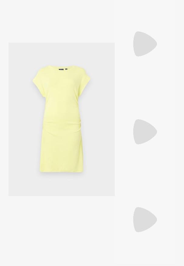Robe jaune à manches courtes en tissu doux. Coupé ample avec des côtés froncés et une longueur jusqu'aux genoux. Design simple, sans motifs ni accents.; Bottine en cuir blanc avec un bout légèrement pointu, un détail froncé à l'arrière et une large sangle avec une boucle au niveau de la cheville.; Sac à épaule beige en cuir lisse avec une fermeture éclair. Présente un design simple, une bandoulière fine et des accents en métal.; Boucles d'oreilles en forme de croissant en or avec une finition lisse, présentant des accents orange près du clou et un matériel en argent.