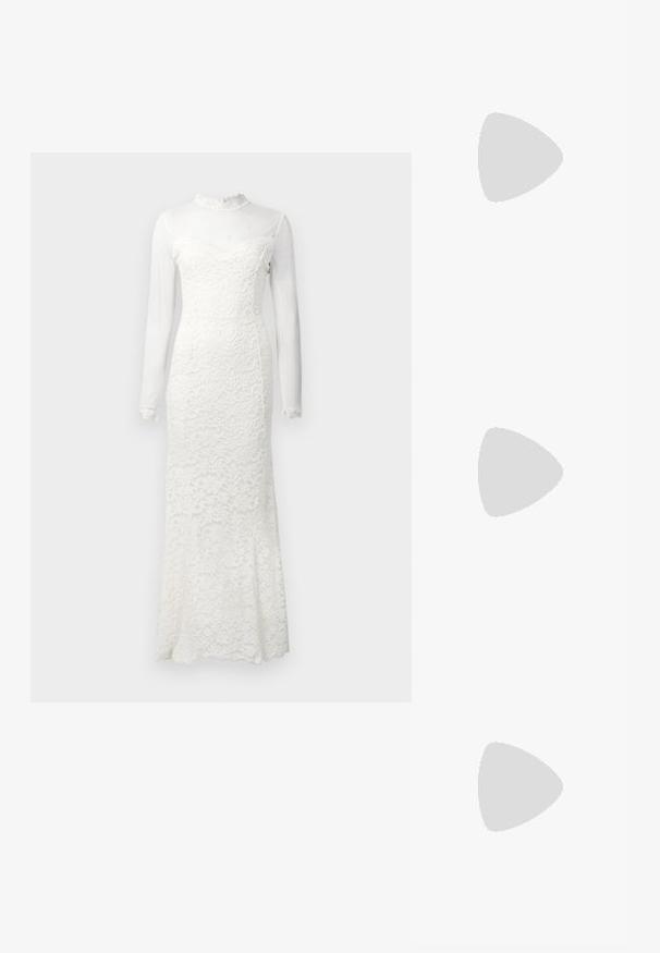 Longue robe blanche en dentelle avec des manches longues translucides, un col en dentelle haut et des bords festonnés aux poignets et à l'ourlet.; Chaussure à talon haut blanche à bout pointu avec un nœud décoratif sur le côté et un talon aiguille fin.; Pochette argentée brillante avec rabat style enveloppe et garniture décorative, petite bandoulière chaîne argentée, sur fond clair uni.; Boucles d'oreilles anneaux en argent incrustées de cristaux facettés clairs, avec attaches à tige et embouts transparents sur fond blanc.