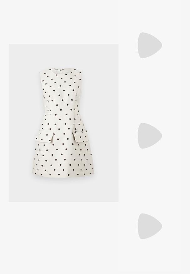 Robe blanche sans manches à pois noirs, taille ajustée et deux poches avant à rabat, présentée sur un fond clair uni.; Sandale noire à talon haut, ouverte à l'avant, avec bride à nouer autour de la cheville et détails en dentelle sur la bande avant, sur un fond clair uni.; Sac à main en cuir souple beige avec un fermoir en métal argenté, une bandoulière simple et une bandoulière chaîne optionnelle sur fond blanc.; Paire de boucles d'oreilles argentées brillantes et épaisses avec fermoirs à tige, sur fond blanc uni.